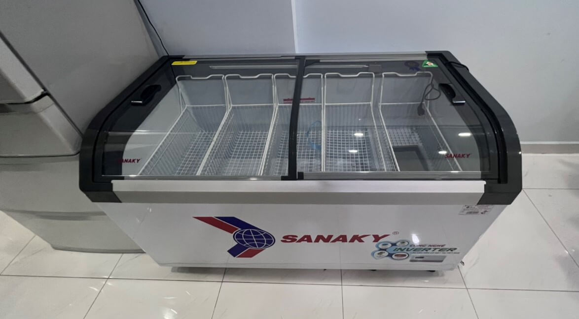 Đặc điểm nổi bật Dàn lạnh ống đồng (Làm lạnh cực nhanh) Công nghệ Inverter tiết kiệm điện Gas R134a (Thân thiện môi trường) Trang bị giỏ đựng (Tiện dụng) Trang bị bánh xe (Dễ dàng di chuyển) Tủ Đông Sanaky Inverter VH-899K3A